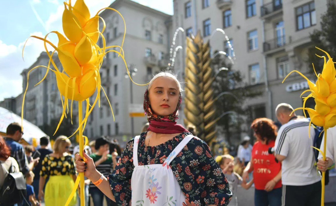 Как прошли праздники в москве. Москва праздник. Праздник в городе. Московские праздники. Гуляния в Москве.