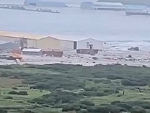 Первая волна цунами достигла Северо-Курильска и поглотила завод