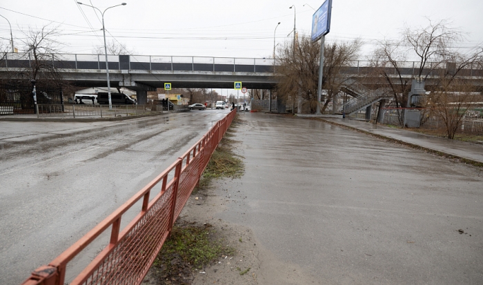 Волгоградский губернатор 2 декабря собрал чиновников под проливным дождем