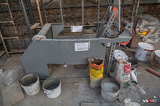 В Волгоградском краеведческом музее вешают ярлыки экспонатов на старую рухлядь