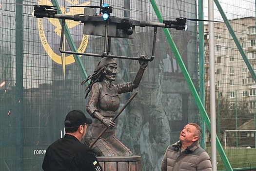 В Киеве открыли смешной памятник дрону "Баба Яга", появилось его фото