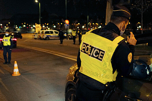 В Париже мужчина с пистолетом притворился полицейским и протаранил автомобиль