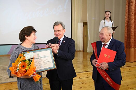Валерий Лидин поздравил с праздником учителей школы №74
