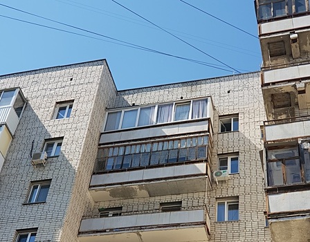В Каменске-Уральском из окна девятого этажа выпал маленький ребенок
