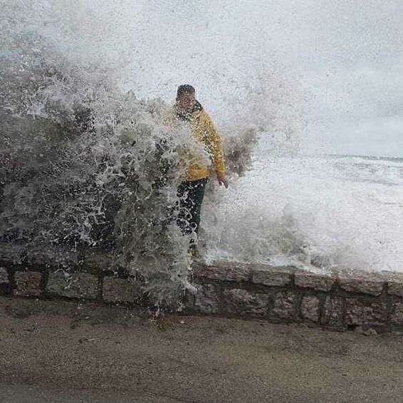 Фото на фоне бушующего моря получилось эффектным. Не смыло и то хорошо…  