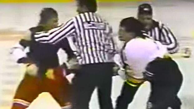 Драка советского хоккеиста Федорова и канадца Саттера в 1989-м. Игрок ЦСКА лишился свитера, но не уступил НХЛовцу