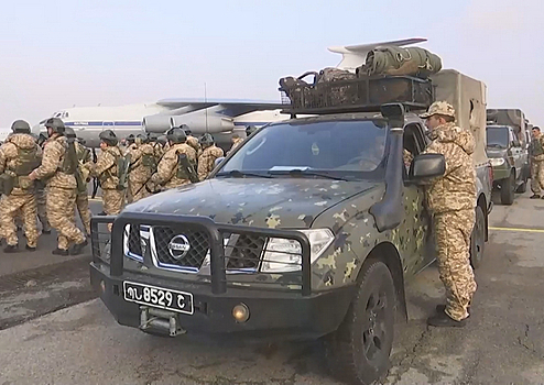 Российские десантники на аэродроме "Алматы" тренируются предотвращать внештатные ситуации