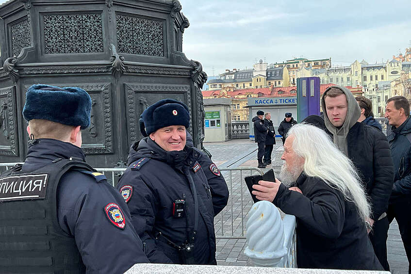 Перед храмом Христа Спасителя, где проходит отпевание лидера ЛДПР Владимира Жириновского, 8 апреля 2022 года 