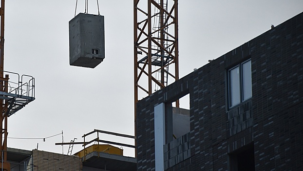 Украинский беспилотник врезался в строящийся дом в Курске