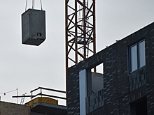 Украинский беспилотник врезался в строящийся дом в Курске