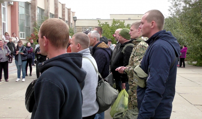 В городе-спутнике Волгограда мобилизованных граждан проводили на учения