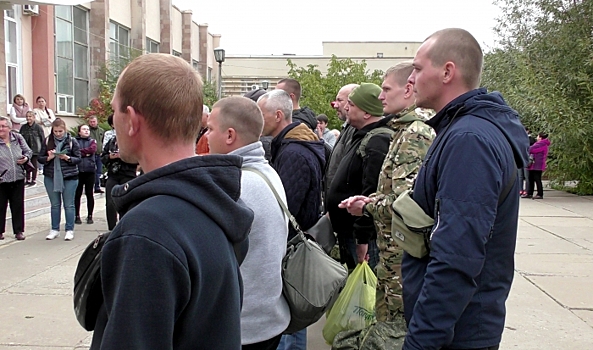 В городе-спутнике Волгограда мобилизованных граждан проводили на учения