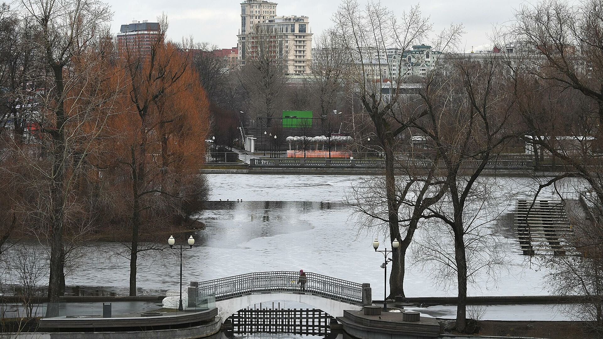 Мужчина утонул в пруду в московском парке