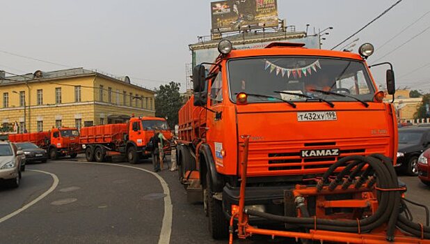 Коммунальщики  вымоют дороги Москвы шампунем