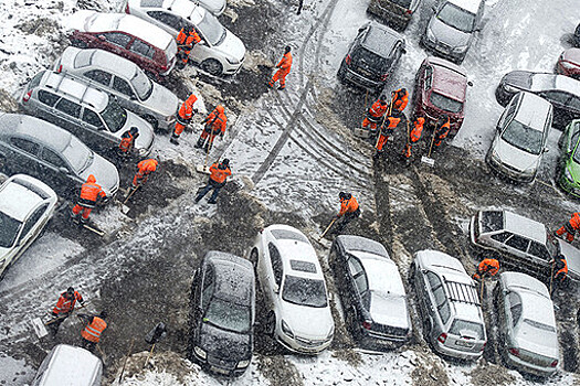 На Сахалине около 100 автомобилей застряли в снегу