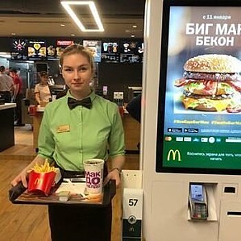 Во всех ресторанах "Макдоналдс" в России до конца 2019 года появятся официанты