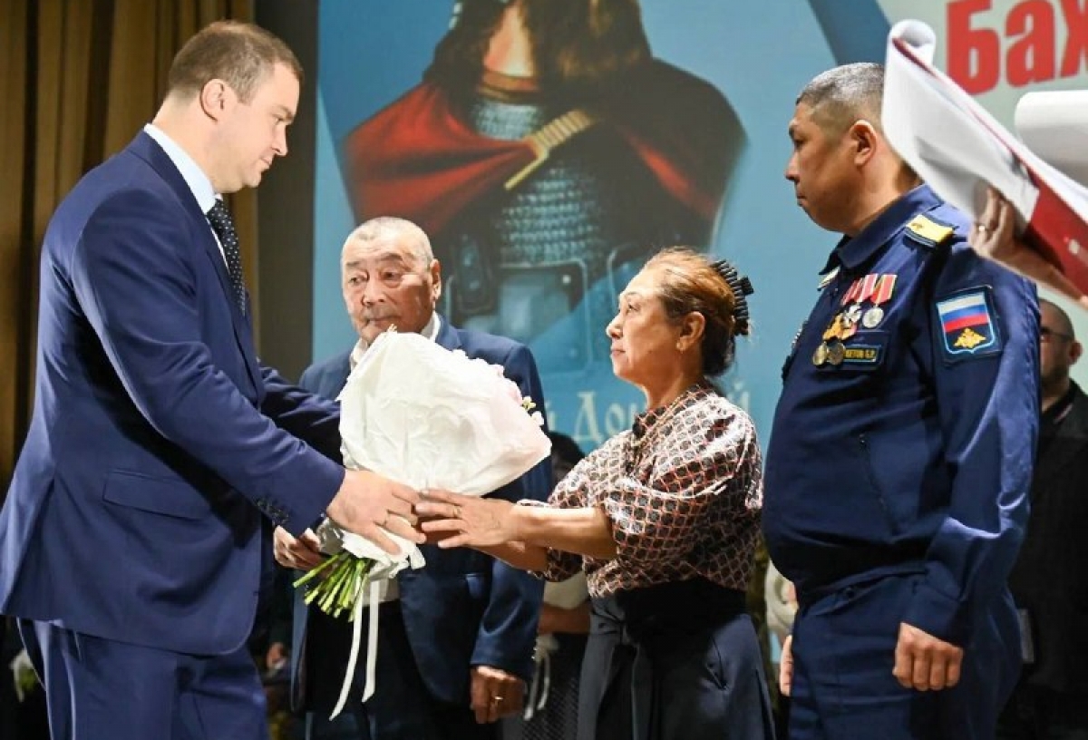 «Россия непобедима»: Виталий Хоценко вручил медали «Отец солдата» отцам героев в Омске