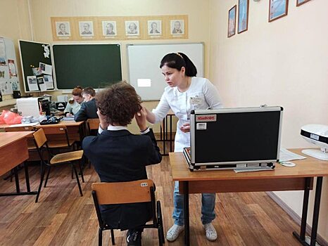 Евгений Ковалев организовал выездной медицинский осмотр для учащихся лицея Октябрьского района