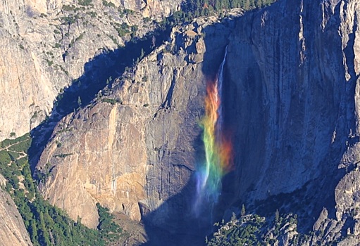 Водопад из радуги успели сфотографировать в Калифорнии