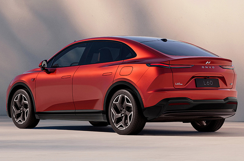 В комплектацию вошли адаптивные амортизаторы, мультимедийная система с 17,2-дюймовым тачскрином, проекционный экран, восьмидюймовый дисплей для седоков второго ряда, панорамная крыша, камеры и радар. В КНР продажи стартуют в начале осени.