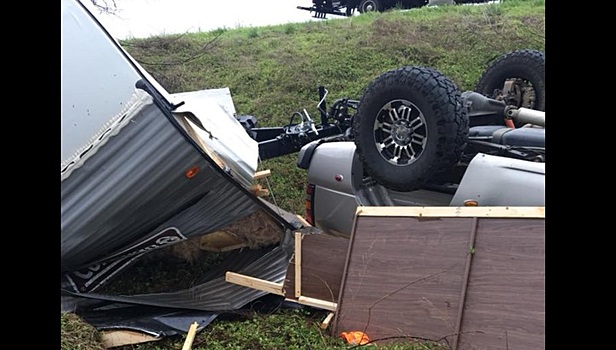 Торнадо сбросил автомобиль с прицепом с трассы в США. Видео