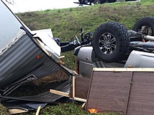 Торнадо сбросил автомобиль с прицепом с трассы в США. Видео