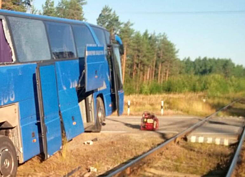 Ошибка водителя стала причиной столкновения пассажирского автобуса с поездом в Ленобласти