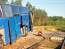 Ошибка водителя стала причиной столкновения пассажирского автобуса с поездом в Ленобласти