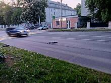 Очевидцы: на Советском проспекте легковушка потеряла два диска из-за дорожной ямы