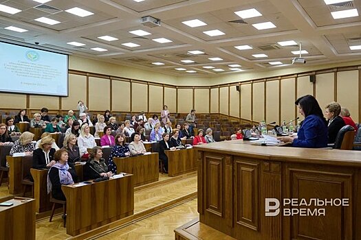 "А кто прежде всего готов решать проблемы в пользу семьи, детей? Конечно, женщины"