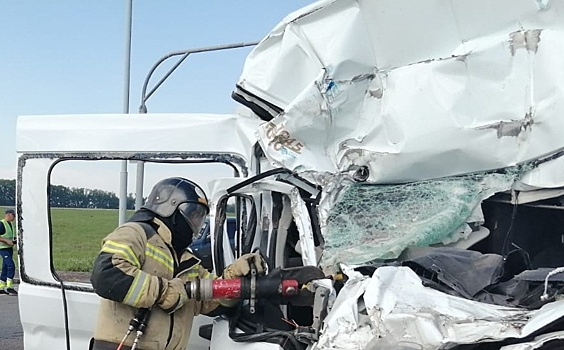 На автотрассе в Башкирии микроавтобус столкнулся с самосвалом: погибли шестеро, десять пострадали