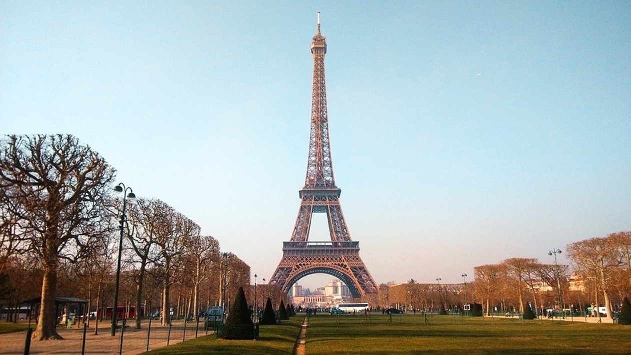 Памятники природы и культуры франции. Парк Париж Эйфелева башня. Париж парк перед Эйфелевой башней. Эйфелева башня площадь. Эйфелевой башни в культуре.