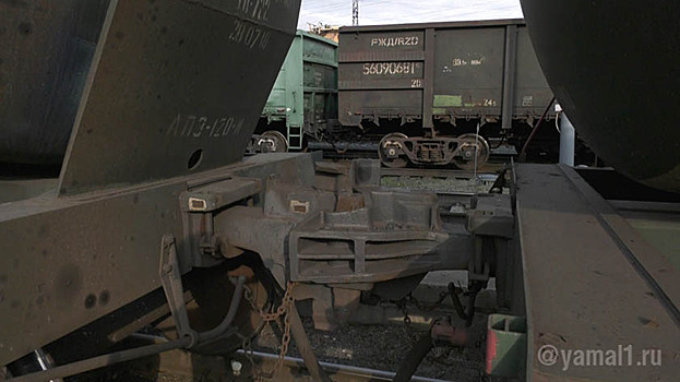 Каменный уголь рассыпался в результате схода вагонов с рельсов на Урале