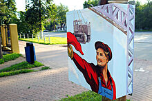 В Челябинске художники поселили рабочего ЧТЗ около администрации