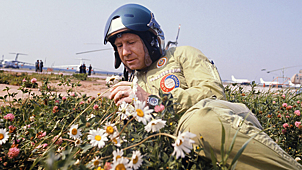 Алексей Леонов в перерыве между занятиями по летной тренировке во время подготовки к совместному экспериментальному пилотируемому полету советского космического корабля «Союз-19» и американского космического корабля «Аполлон», 1975 год