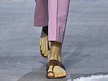 Мужчинам посоветовали носить костюмы со шлепанцами