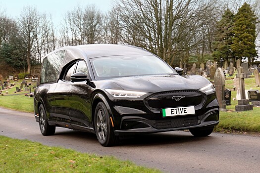 В последний путь на электрической «лошадке»: Ford Mustang Mach-E превратили в катафалк