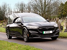 В последний путь на электрической «лошадке»: Ford Mustang Mach-E превратили в катафалк