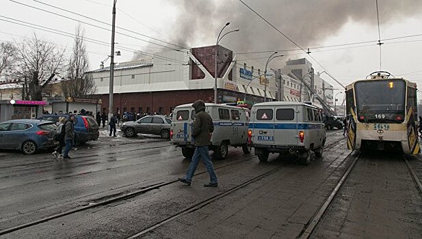 Кровля обрушилась в горящем ТЦ в Кемерове