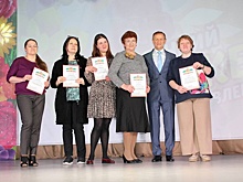 Депутат Зяблицев отметил денежными премиями нескольких жительниц Кировского района Екатеринбурга