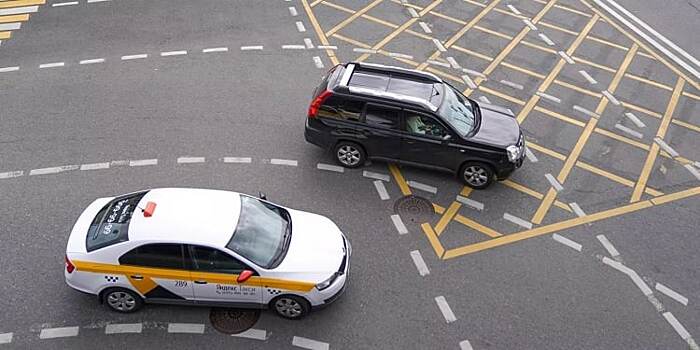 На перекрестке в Некрасовке нанесут «вафельную» разметку