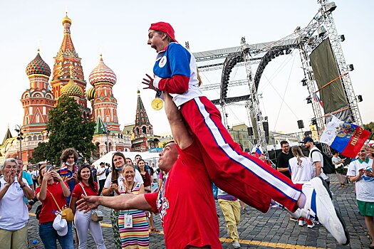 Аверина улыбалась, чемпионку Шурочкину поднимали одной рукой. Фото чествования медалистов