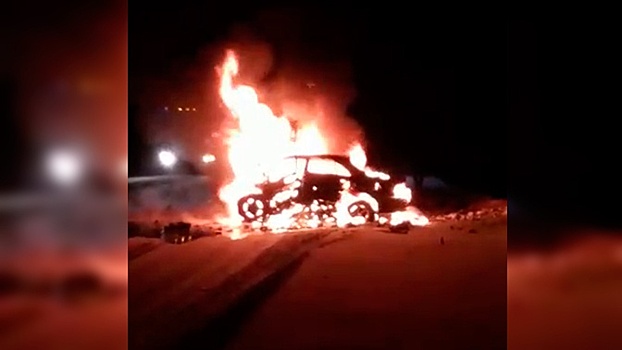Автомобиль полыхает после смертельного ДТП в Сургуте: видео