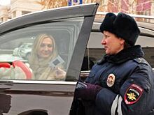 ГИБДД подарила омичам магниты и шары-сердца в День влюблённых