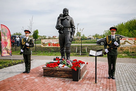При поддержке атомщиков в Воронежской области открыли памятник легендарному летчику Александру Мамкину