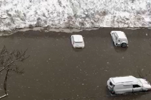 На Тихой во Владивостоке затопило автомобили
