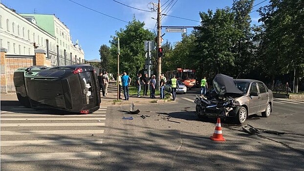 В центре Кирова перевернулся «Ленд Крузер»