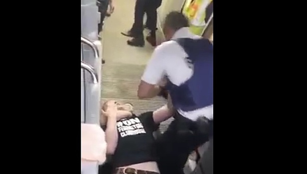 Буйный пассажир набросился на бортпроводника в парижском аэропорту. Видео