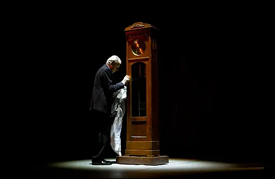 Часы бьют по тебе: о спектакле "Соло для часов с боем" в Театре Моссовета