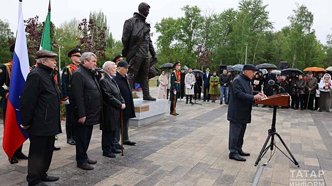 В Казани состоялась церемония открытия памятника татарскому поэту-фронтовику Фатыху Кариму